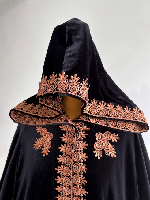 Long cape golden lace